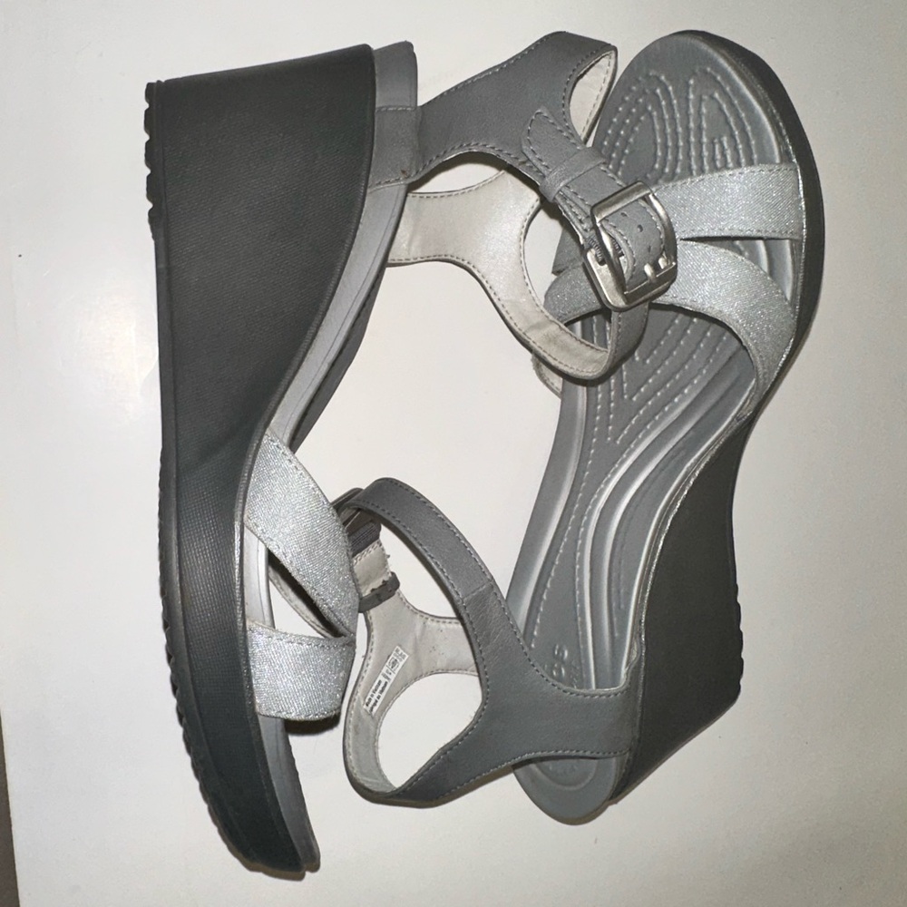 Crocs Women's Leigh II Ankle Strap Wedge Size 10 Sandals Heels Gray Fabric - Picture 7 of 8